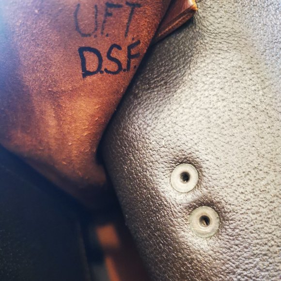 Saddleback Leather Large Briefcase in Chestnut - Picture 8 of 11